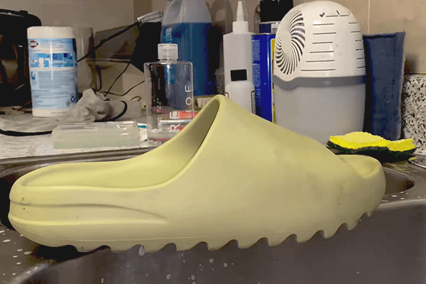 How to Clean Yeezy Slides